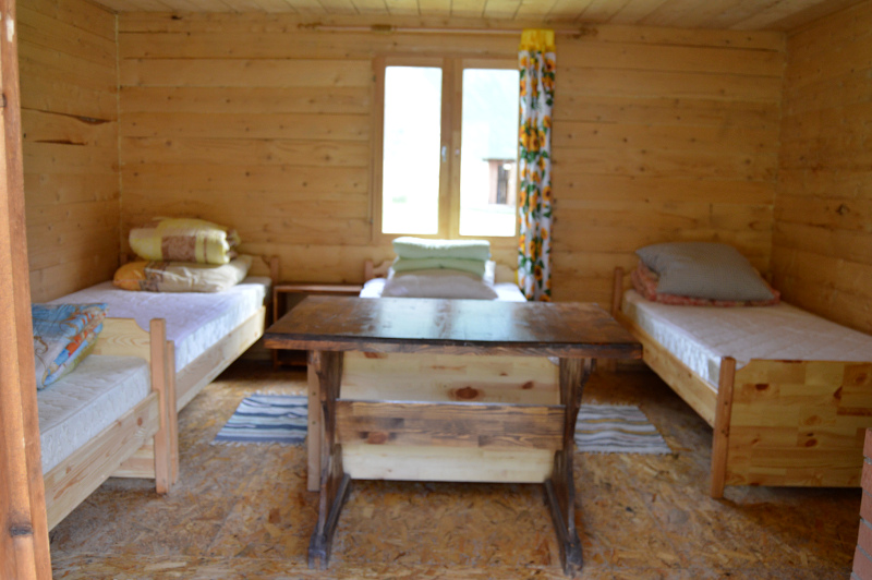 Теплый 4-х местный домик с удобствами