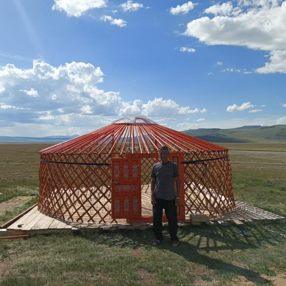 Процесс установки юрты