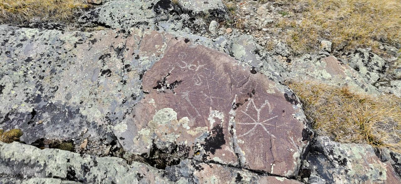 Древние наскальные рисунки вдоль реки Калгуты