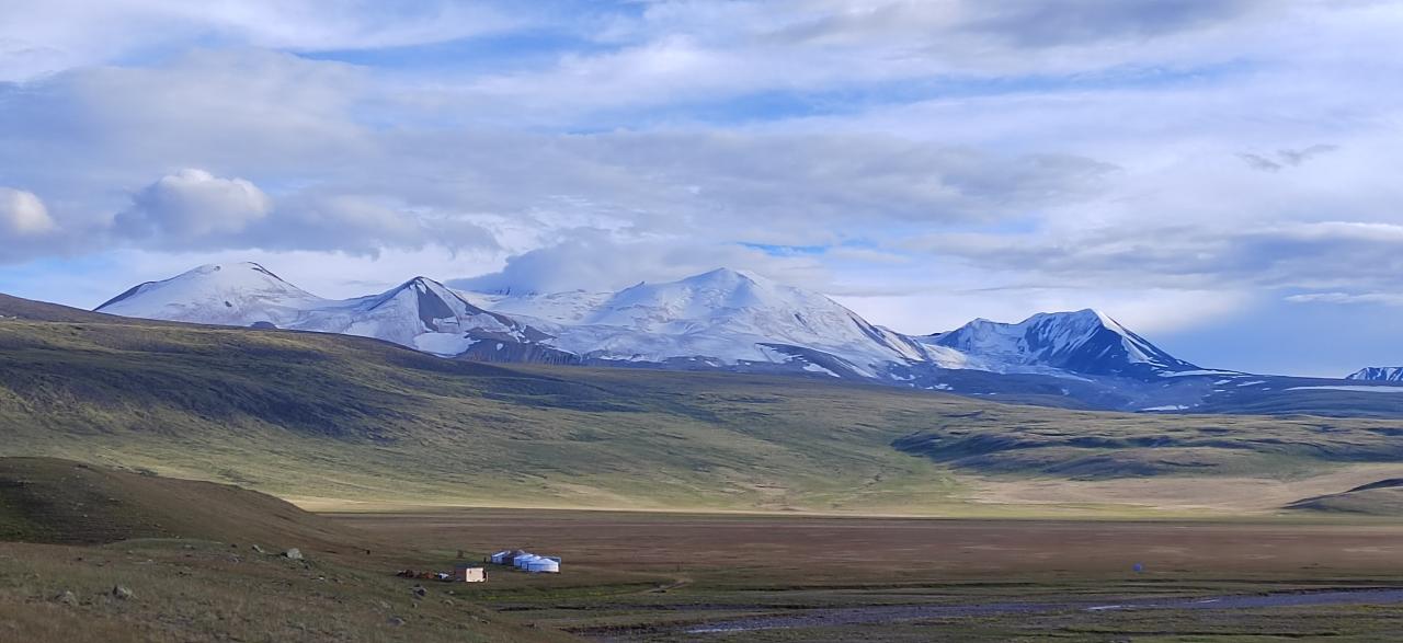 Юрты с высоты горы