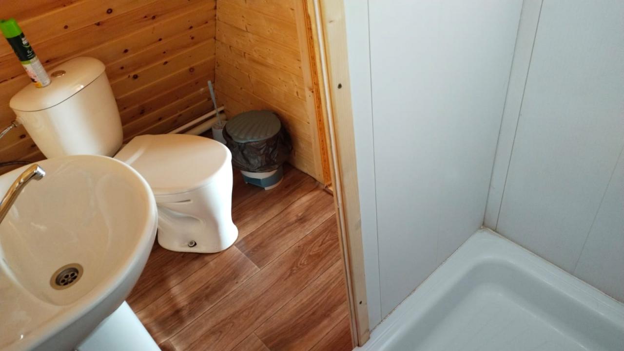 Санузел с душем в доме А-фрейм