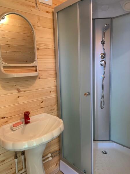 Дом 2-хместный благоустроенный с душем