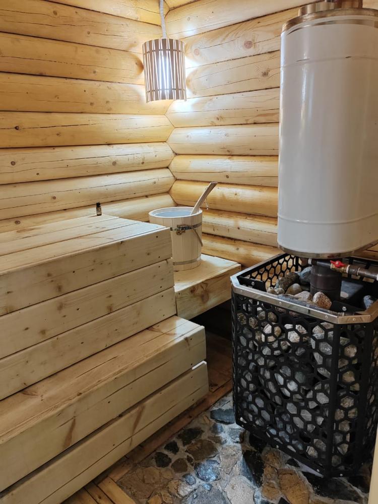 Просторная баня с душем