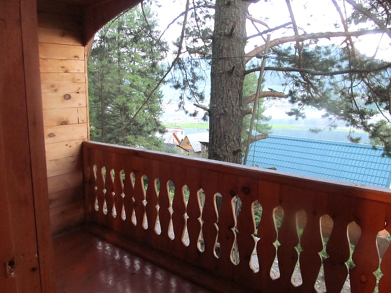 Веранда на втором этаже кедрового дома