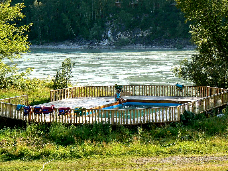 Бассейн на берегу Катуни