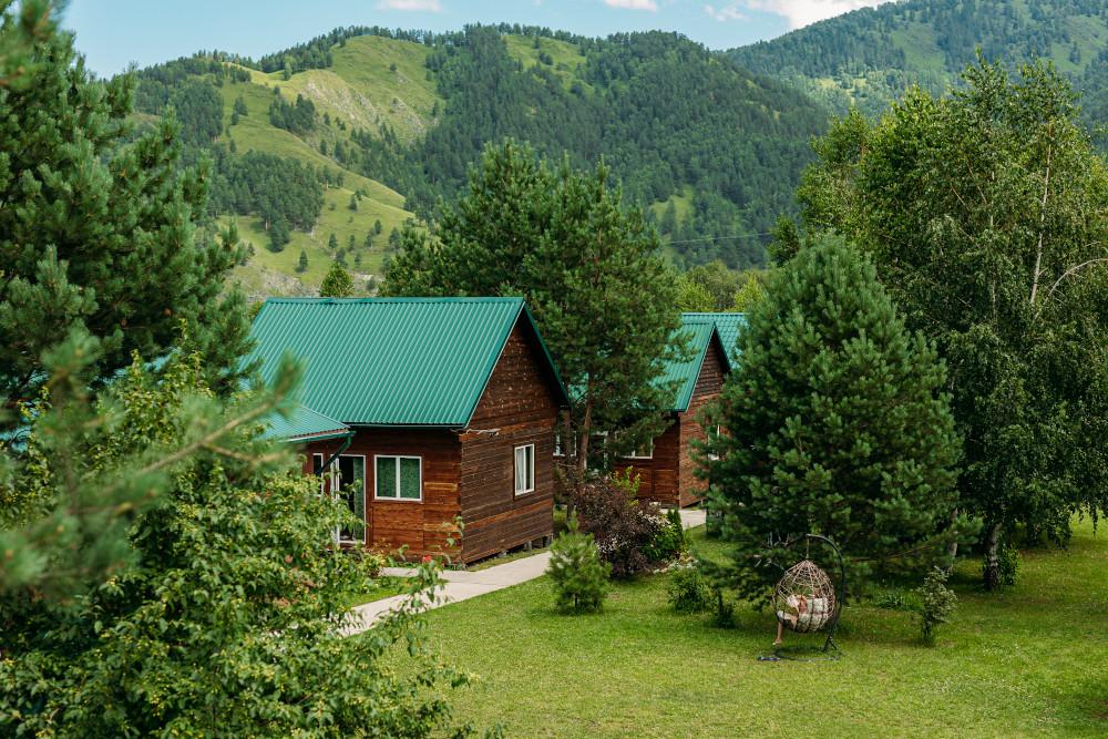 База отдыха "Андреева дача" в 10 км от Чемала в горах Алтая