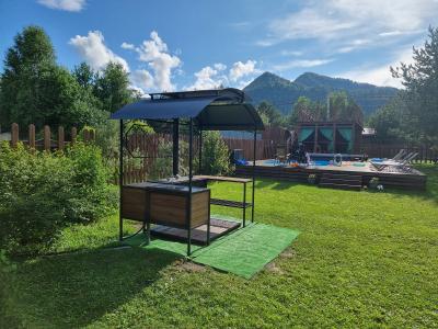 Крытая мангальная зона и вид на горы