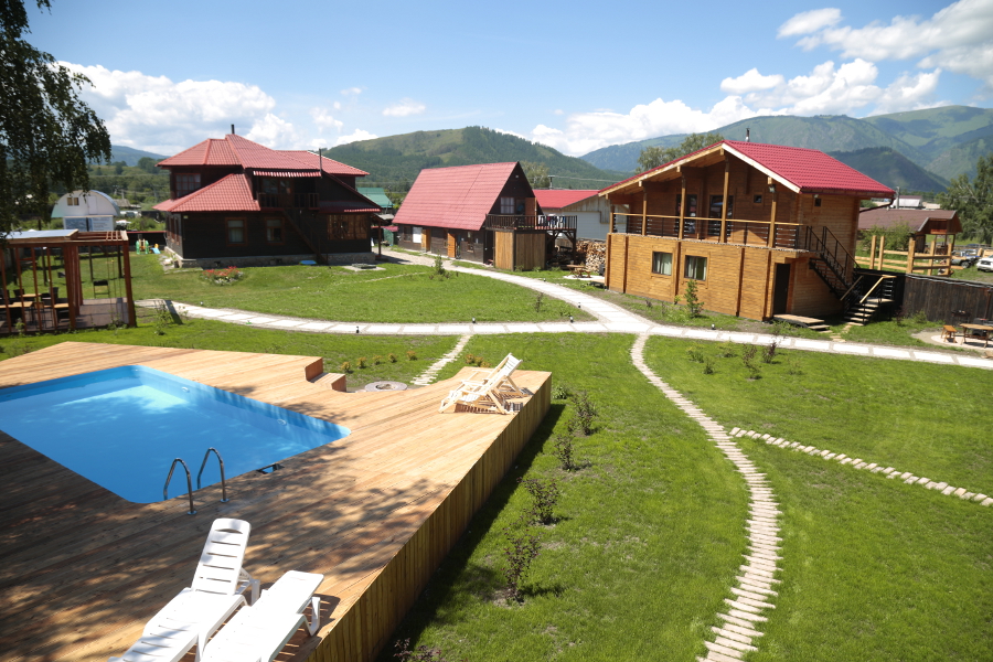 Территория с бассейном