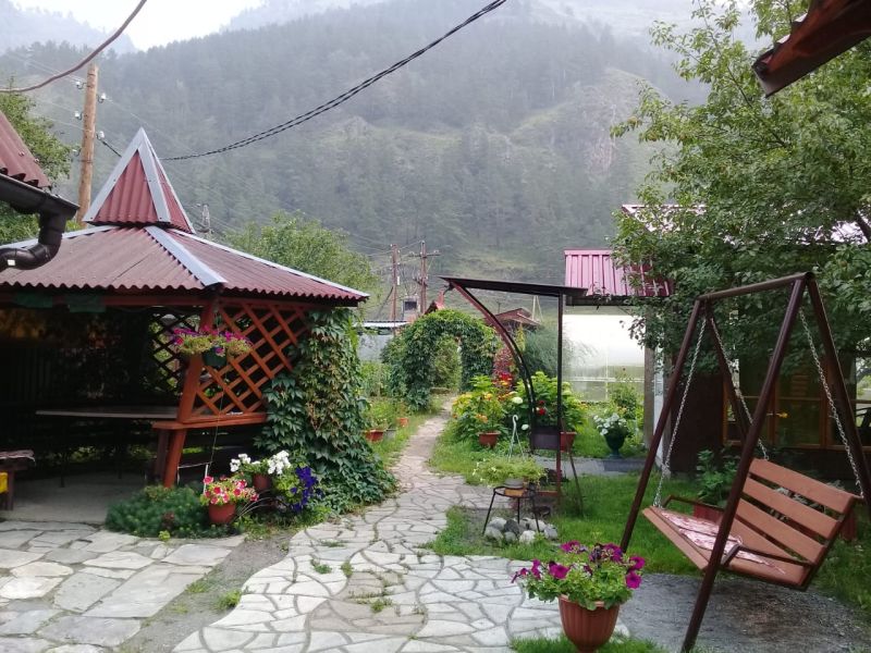 Беседка, качели, мангал.