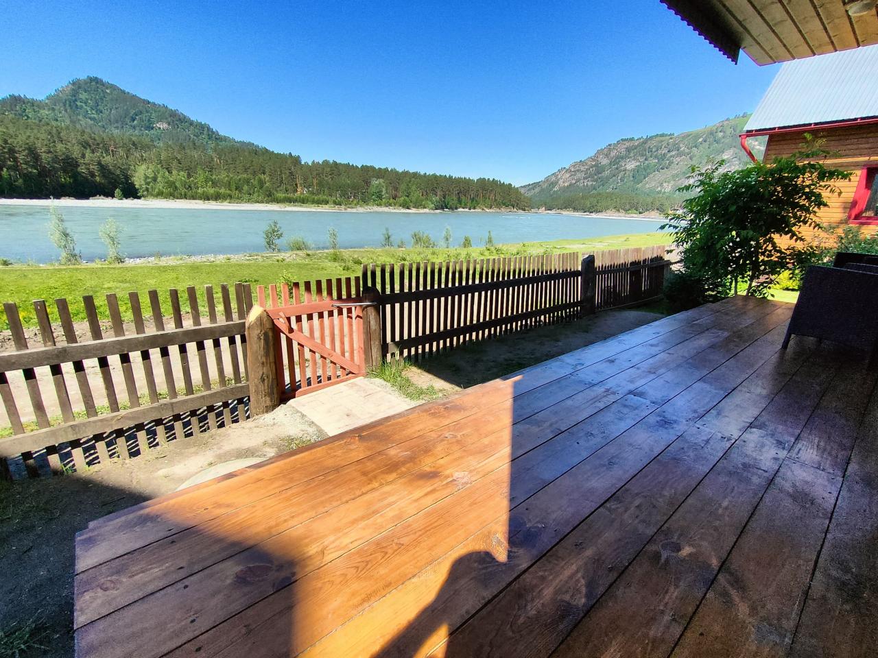 "Дом на берегу" на Алтае у реки Катунь курорт Манжерок