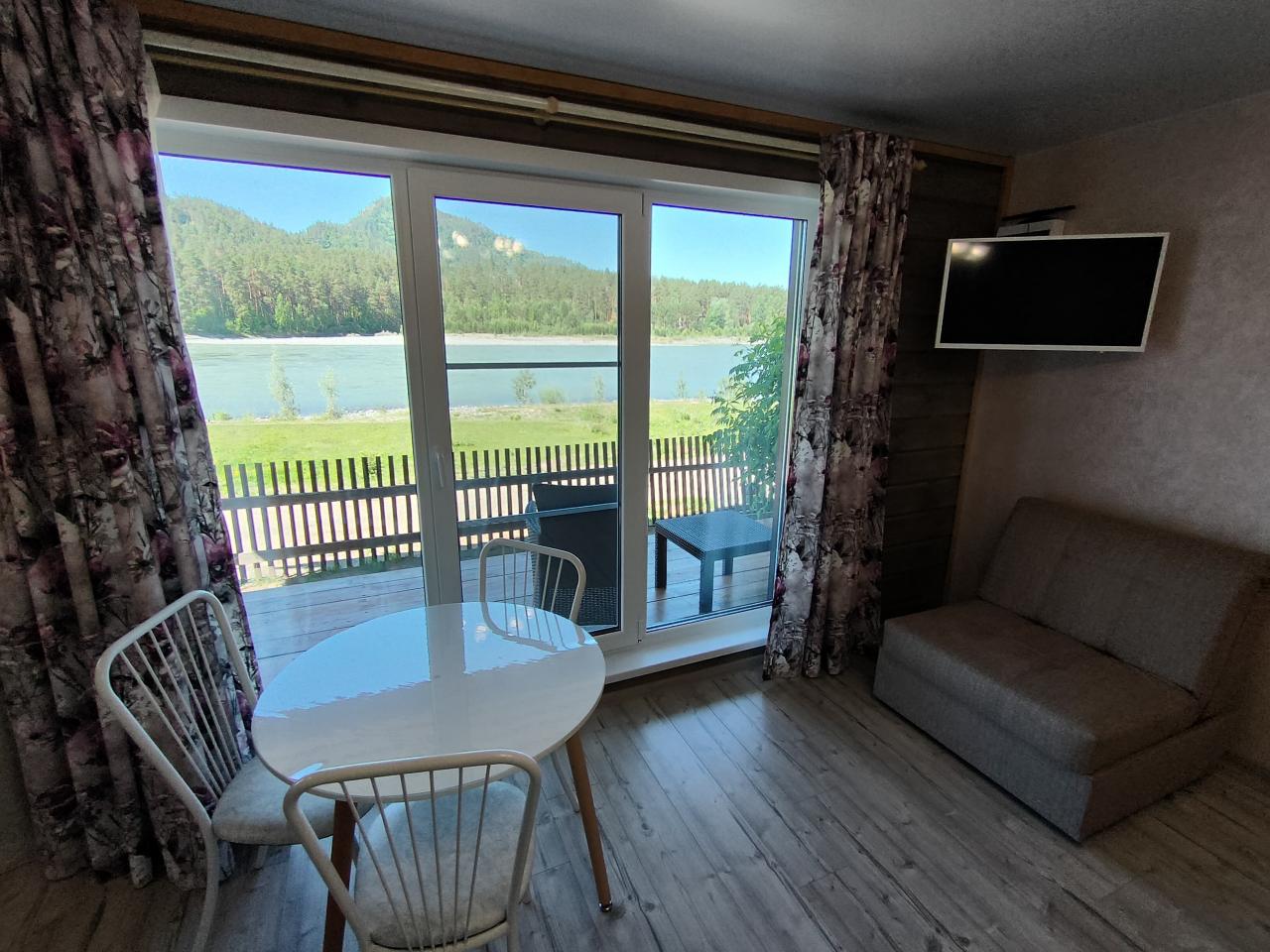 "Дом на берегу" на Алтае у реки Катунь курорт Манжерок