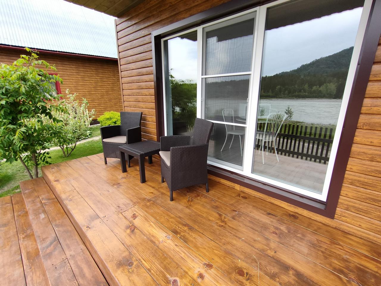 "Дом на берегу" Манжерок Алтай у реки Катунь