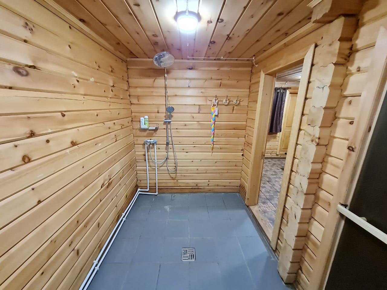 Баня. Помывочная с душем.