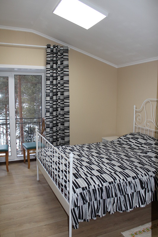 Дом с камином спальня