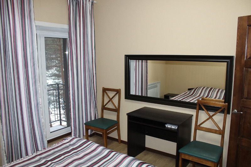 Дом с камином спальня