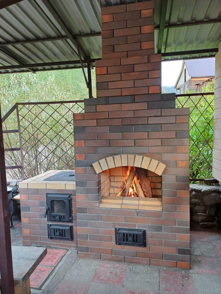 Печка в мангальной зоне в беседке у реки
