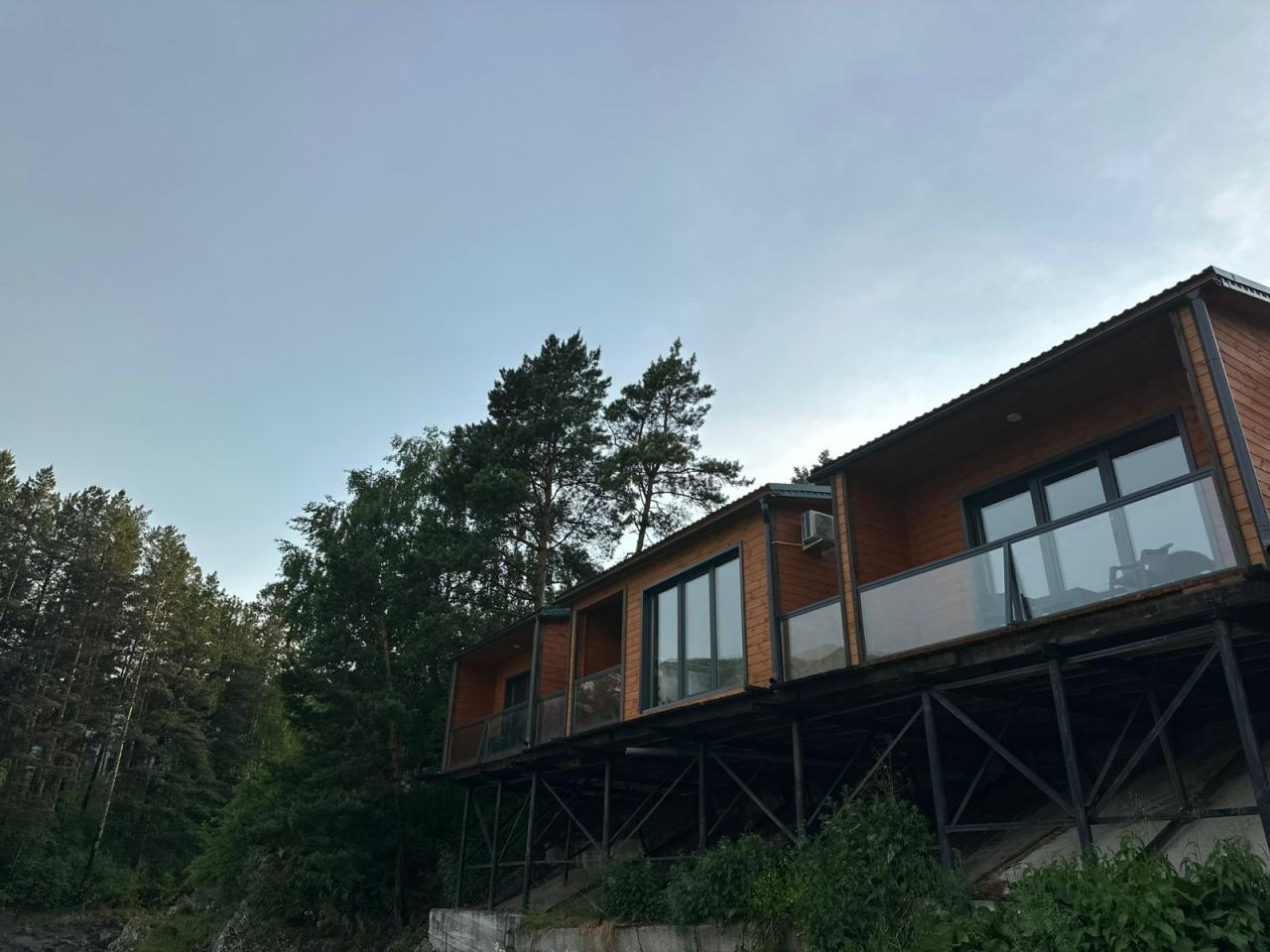 Три домика над рекой Катунь