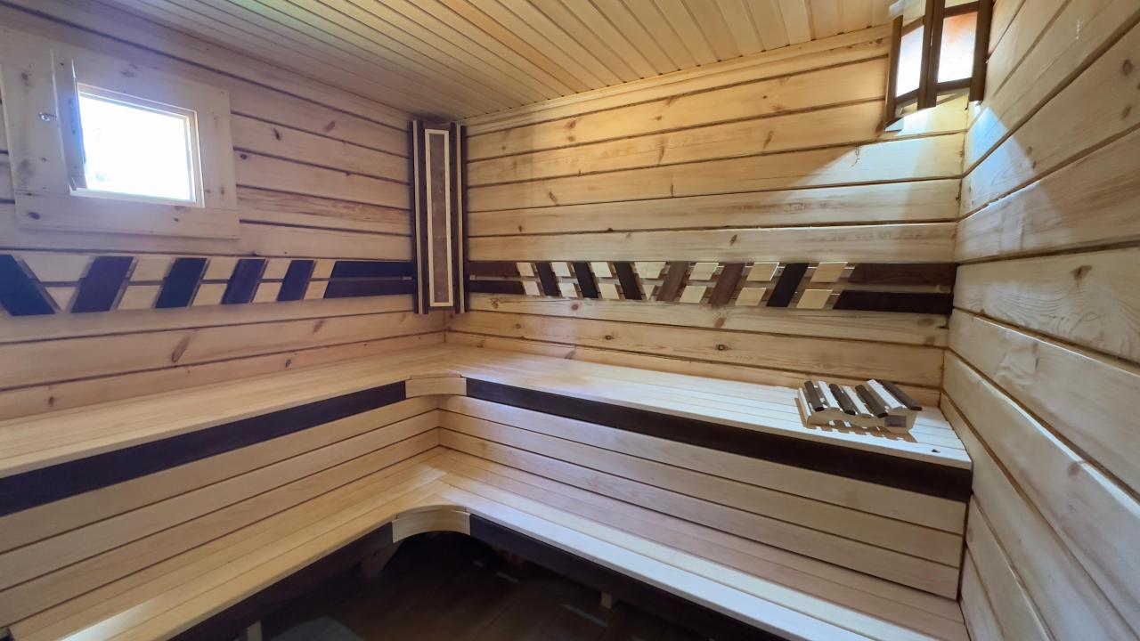 Баня у бассейна