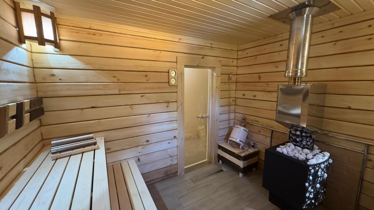 Баня у бассейна