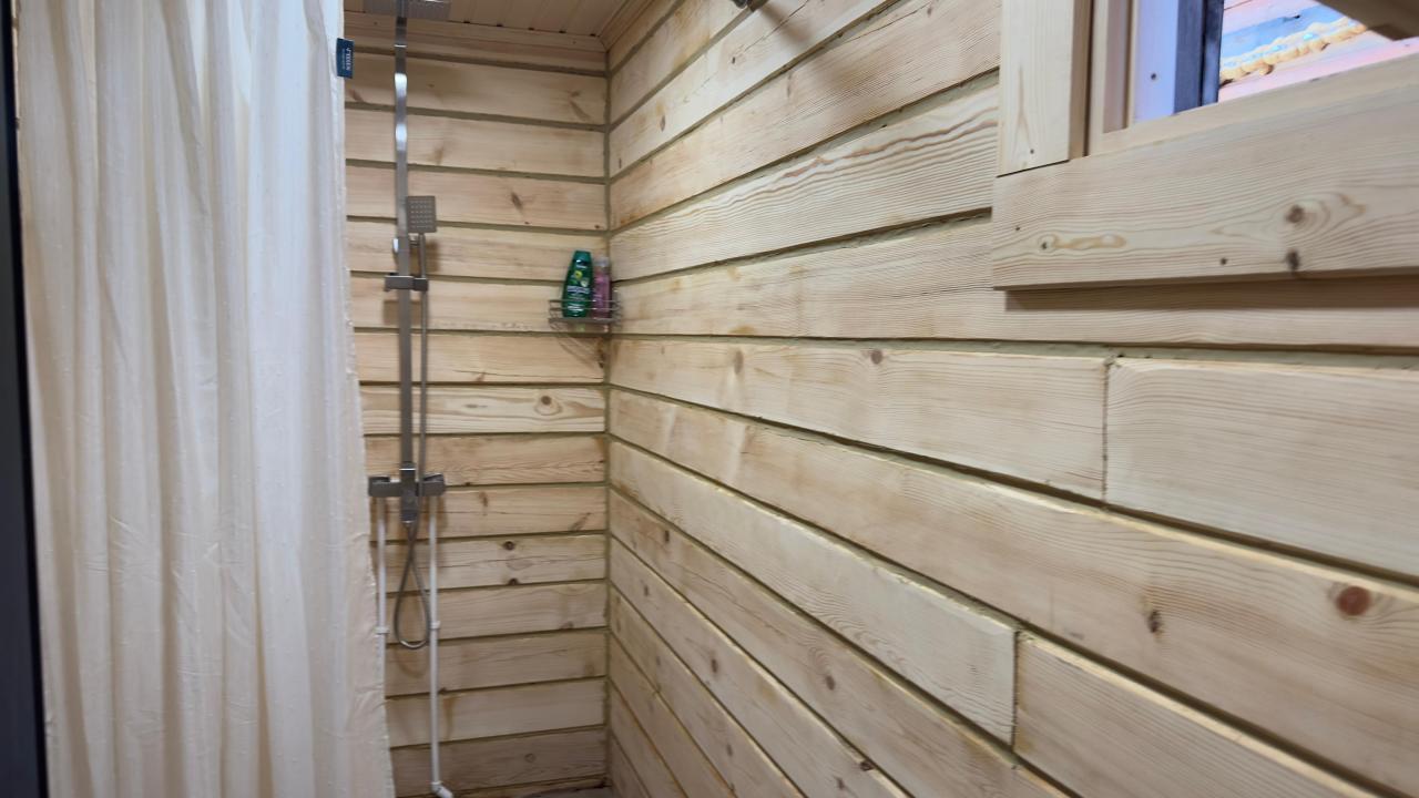 Баня с душем у бассейна