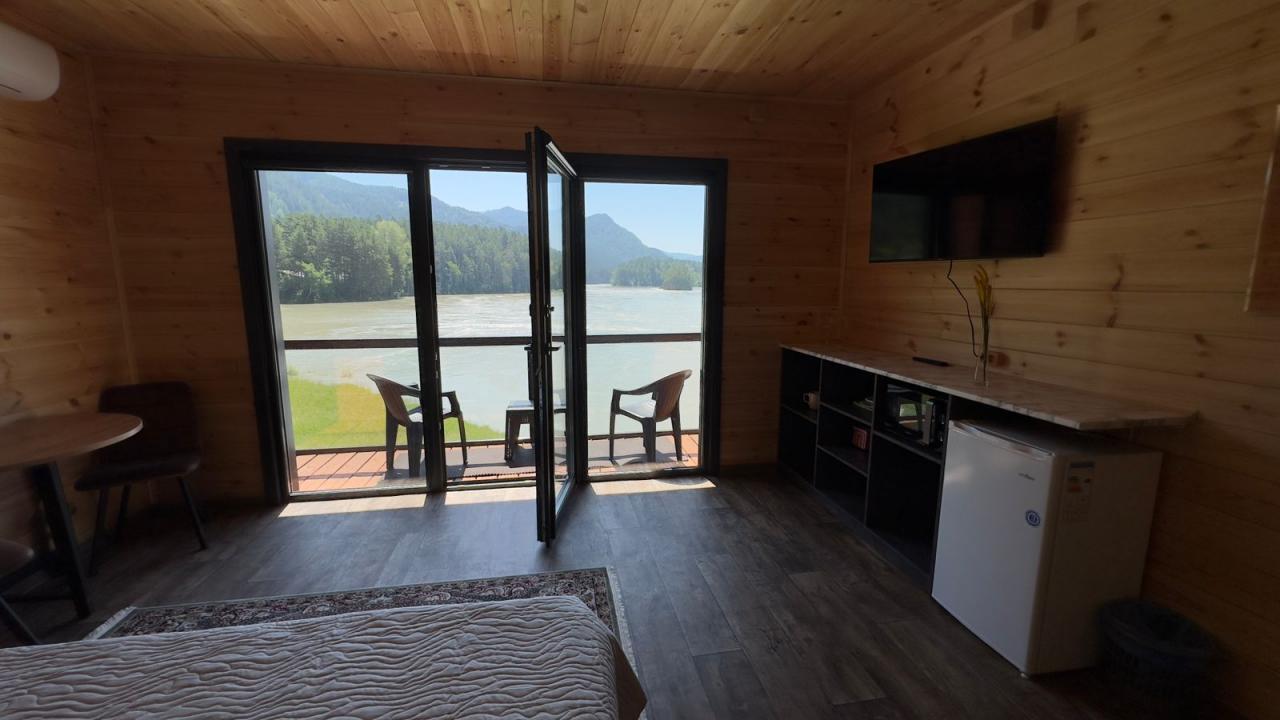 Домик на двоих с панорамными окнами