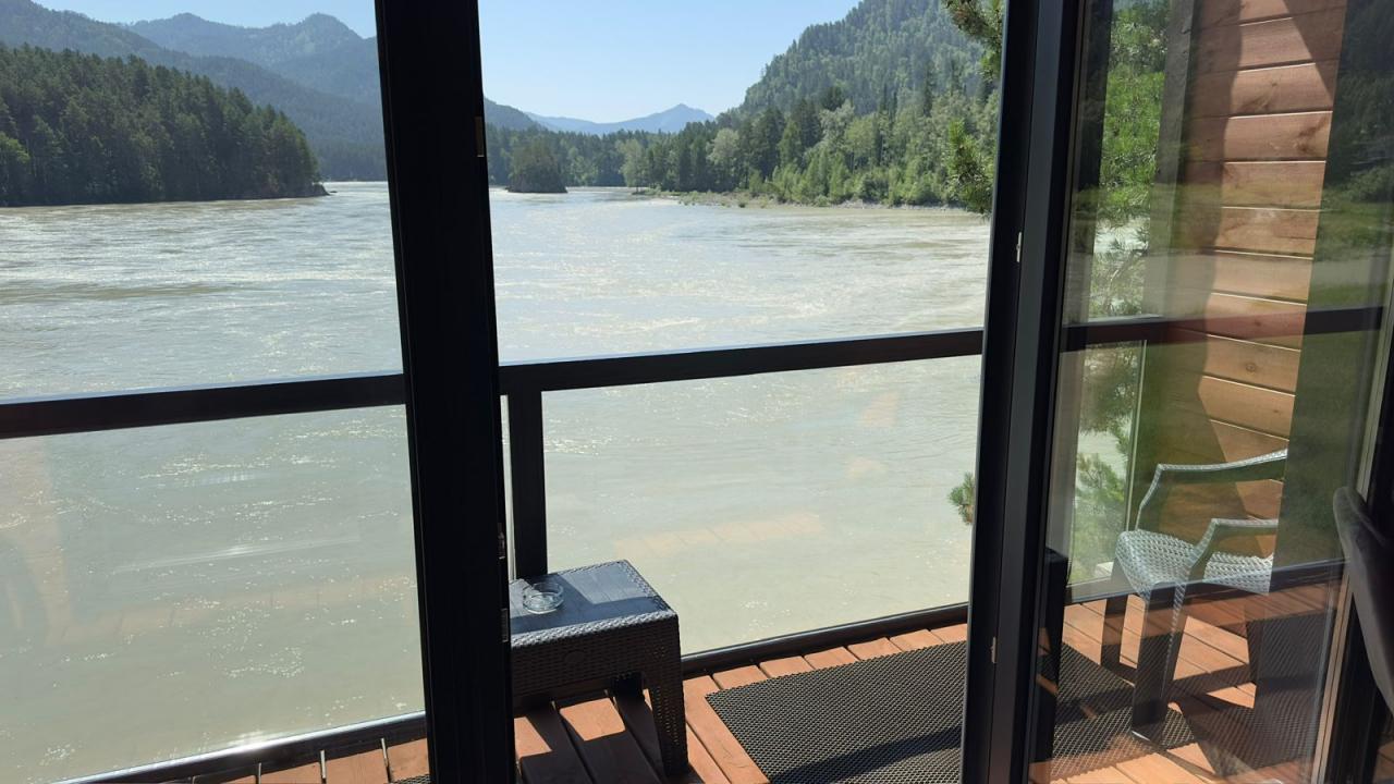 Домик на двоих с панорамными окнами