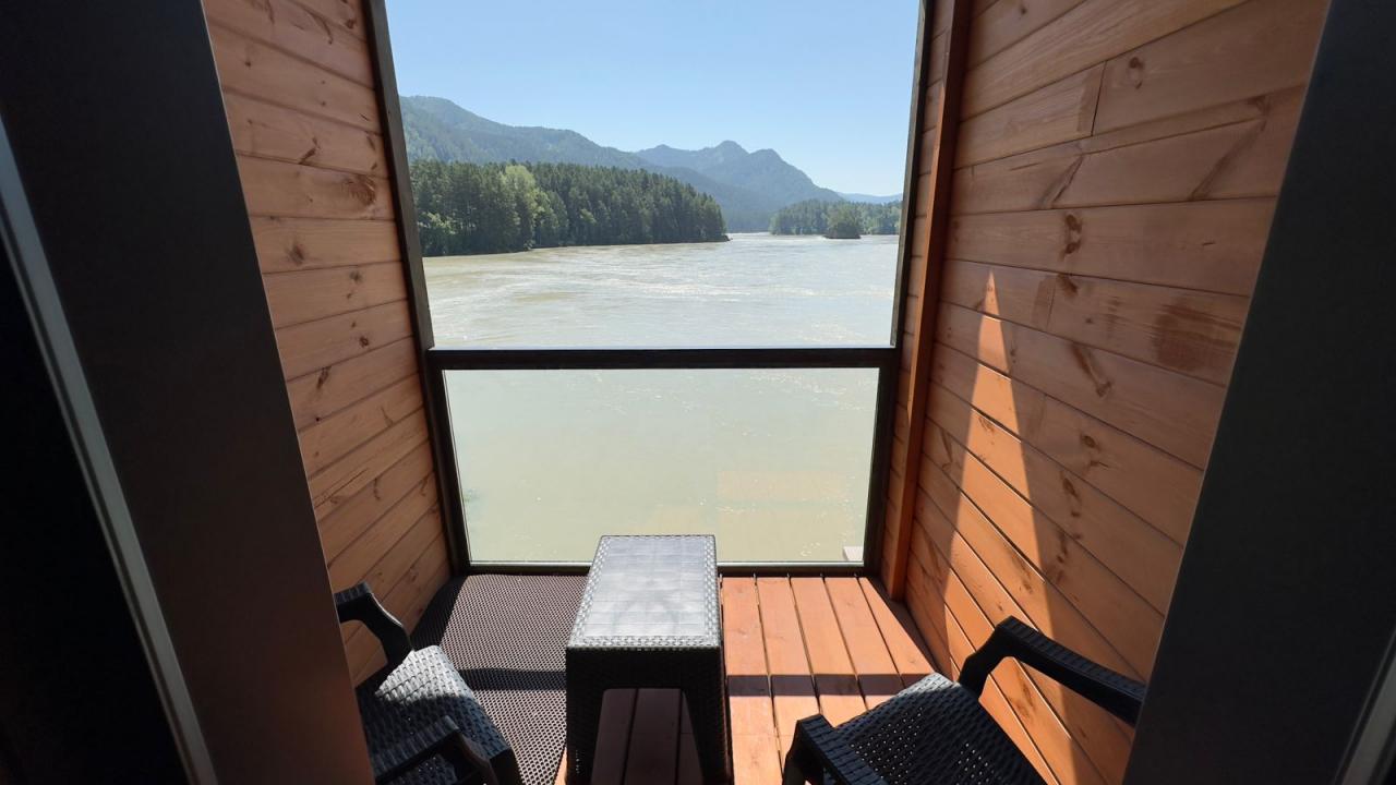 Домик на двоих с панорамными окнами