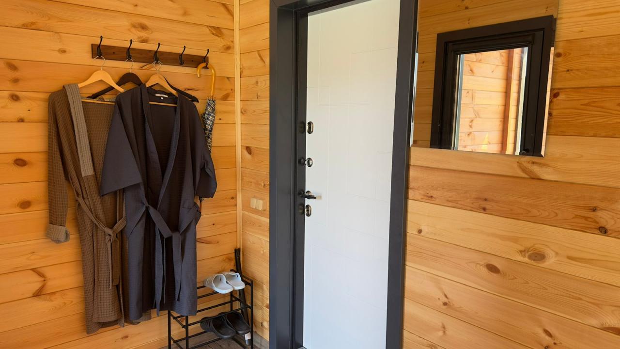 Домик на двоих с панорамными окнами