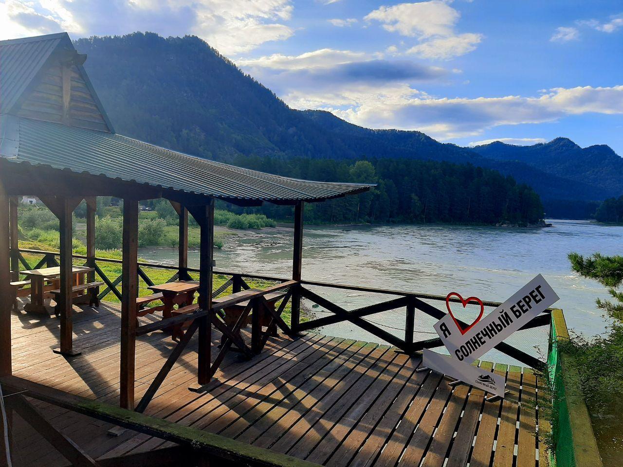 Беседка у Катуни. Усадьба "Солнечный берег" Усть-Муны