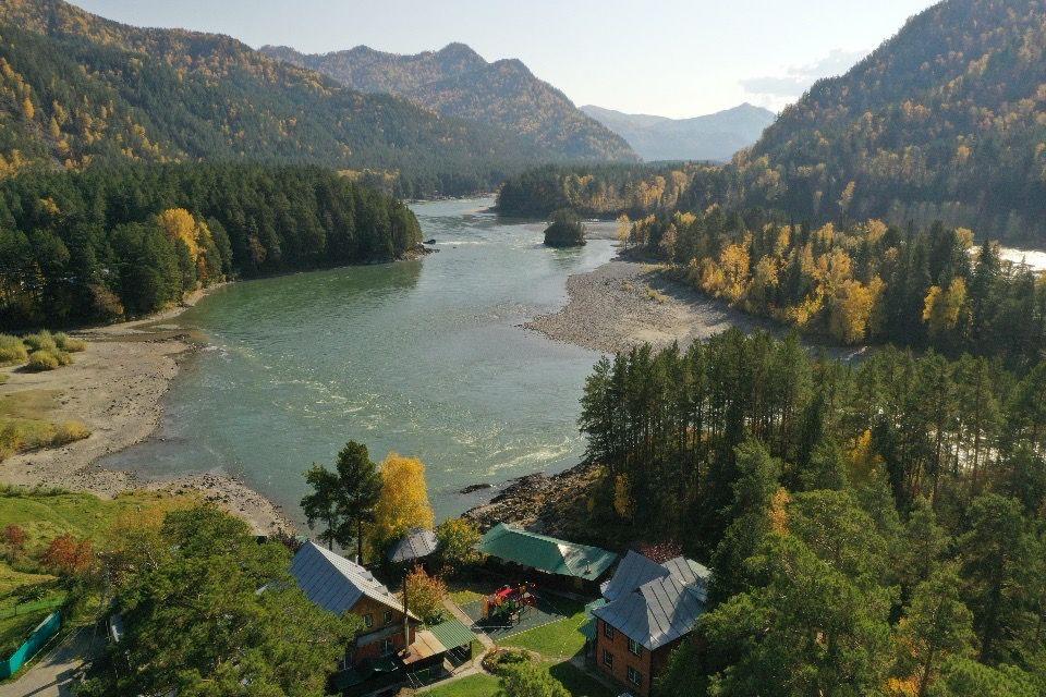 Усадьба "Солнечный берег" на берегу реки Катунь на Алтае