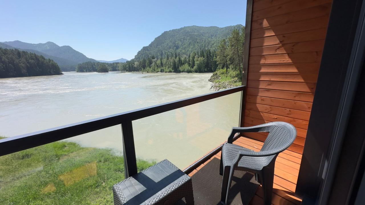 Домик на двоих с панорамными окнами