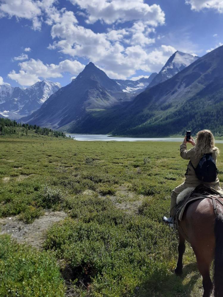 Поход к подножию Белухи на Алтай без рюкзаков 2025