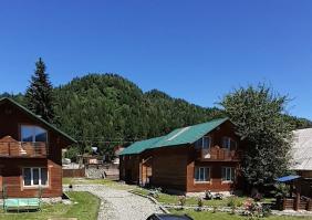 База на берегу Телецкого озера