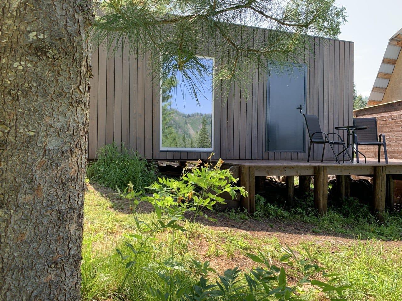 Домик на двоих в хвойном лесу