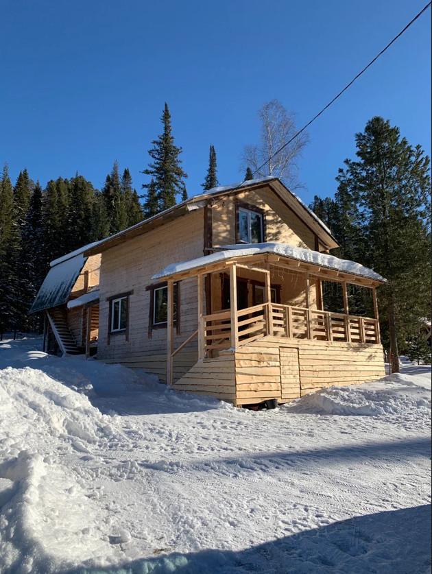 Дом Петровича №1 в Артыбаше зимой