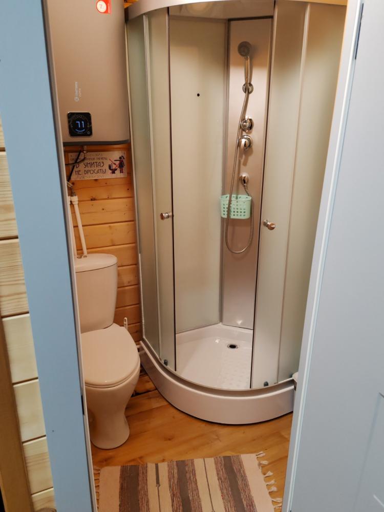 Санузел и душ в коттедже