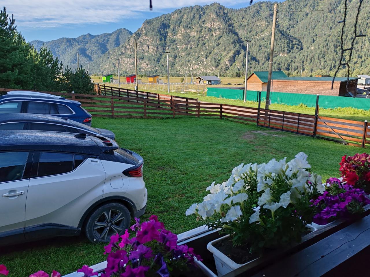 Парковка на базе отдыха "АртСвет" в Горном Алтае