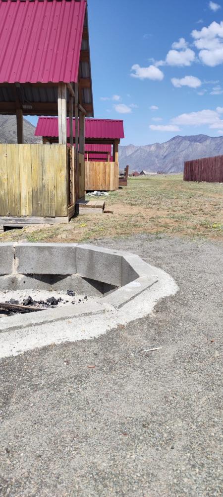 База отдыха "Четыре богатыря" у реки Катунь в Горном Алтае