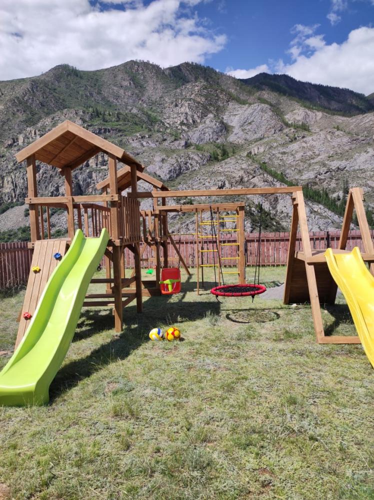 База отдыха "Четыре богатыря" у реки Катунь в селе Иня