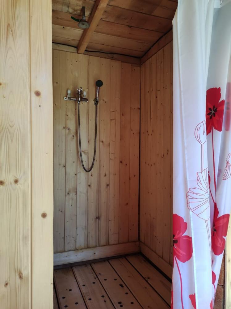 Душ с водонагревателем на территории