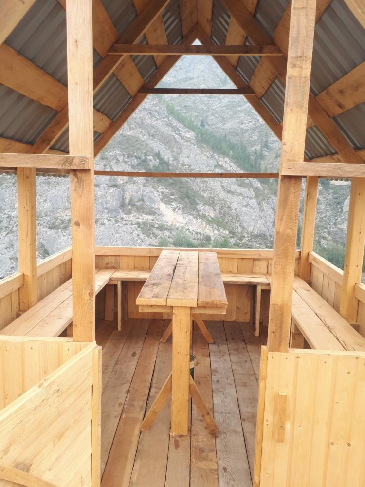 База отдыха "Четыре богатыря" у реки Катунь в Горном Алтае