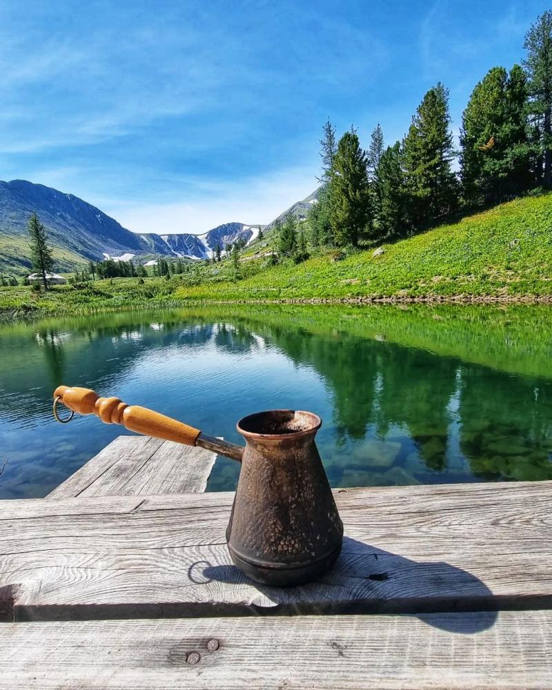 Озеро в Горном Алтае рядом с рыболовной базой "Клевое место"