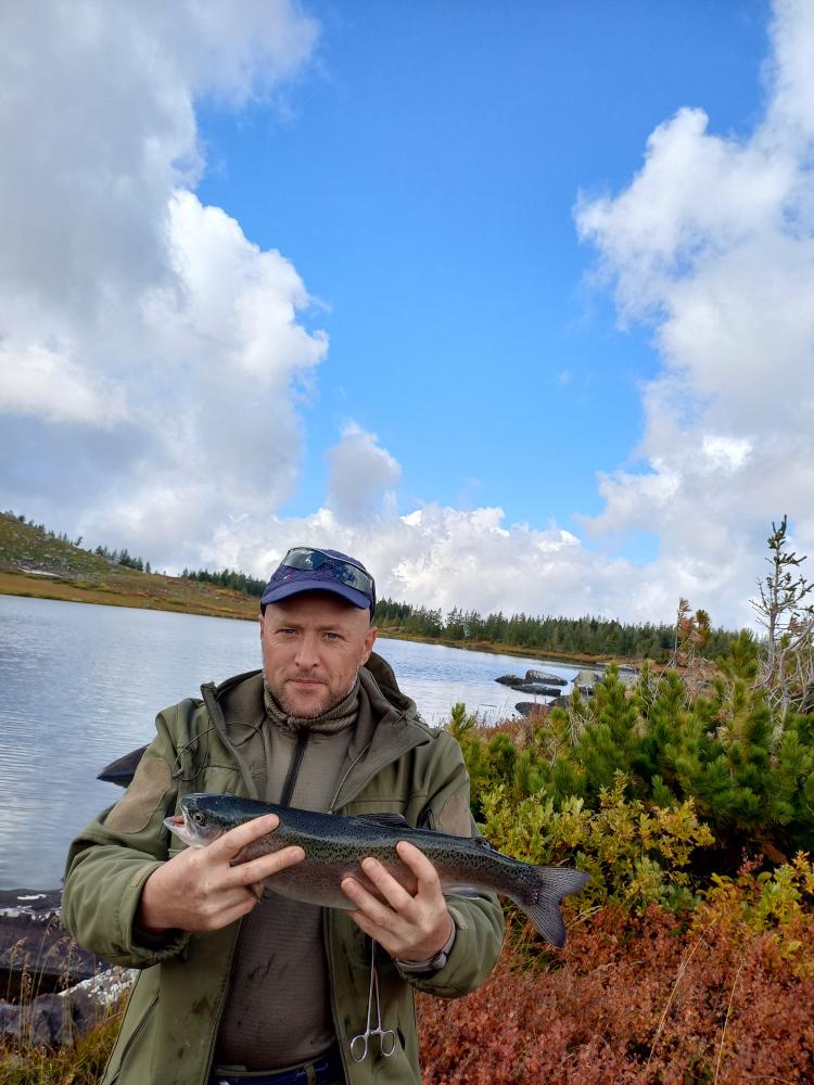 Рыбалка на форель на озере в Горном Алтае Усть-Коксинском районе