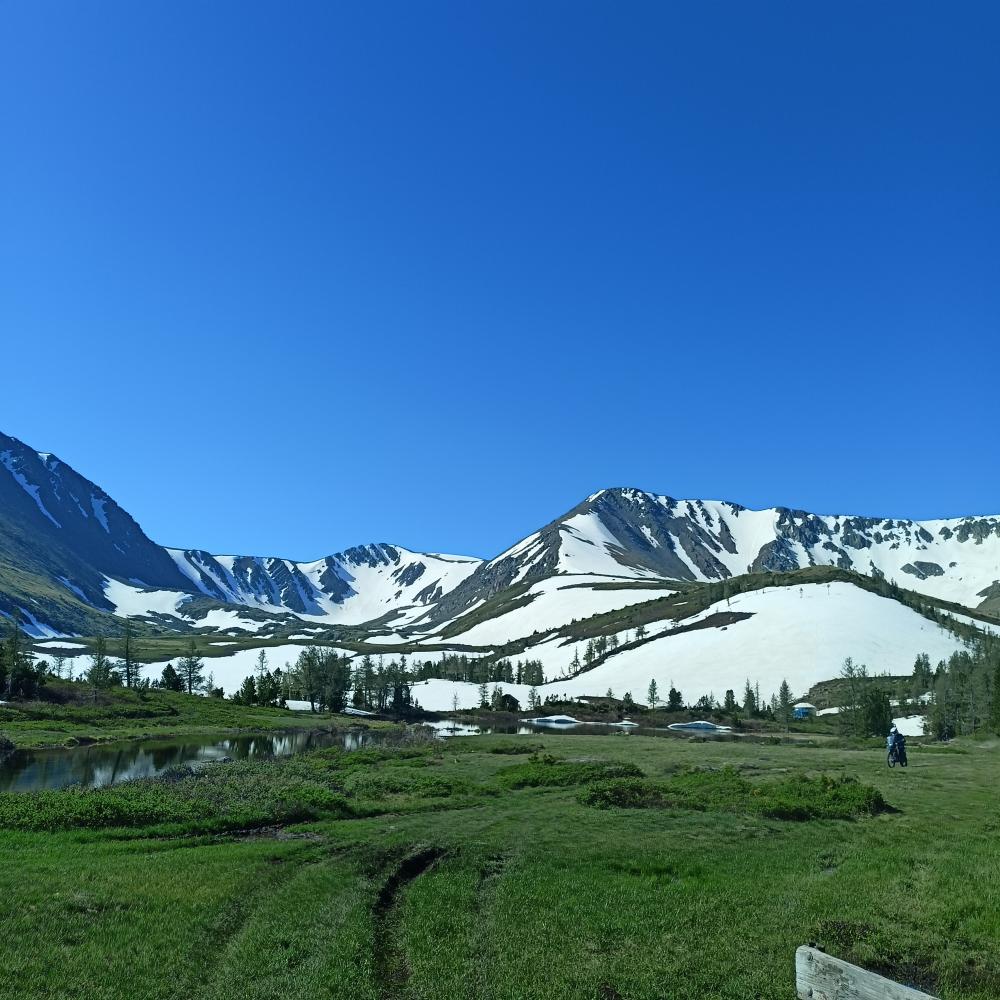 Горное озеро на Катунском хребте