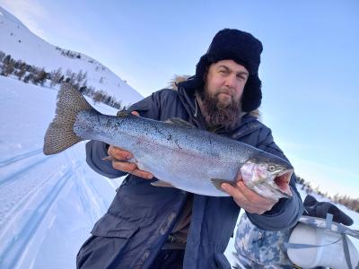 Рыбалка на форель на Алтае зимой