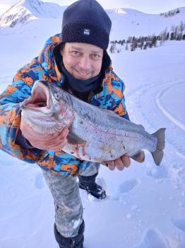 Зимняя рыбалка на форель в Горном Алтае