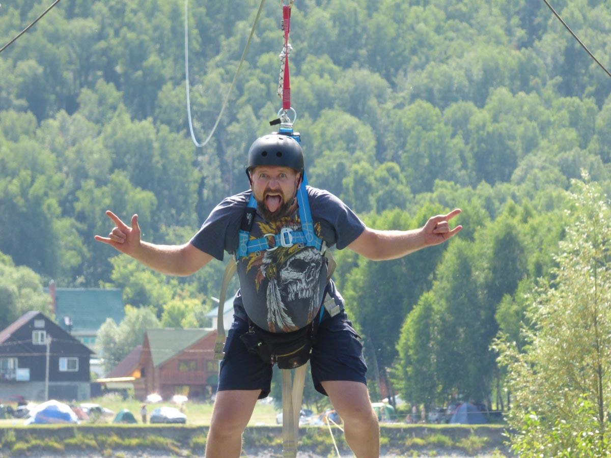 Скоростной канатный спуск на Алтае возле озера Ая