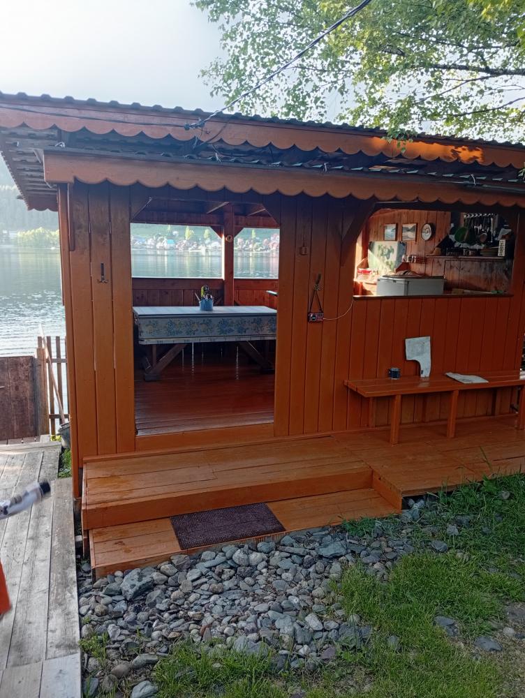 Летняя кухня на берегу Телецкого озера