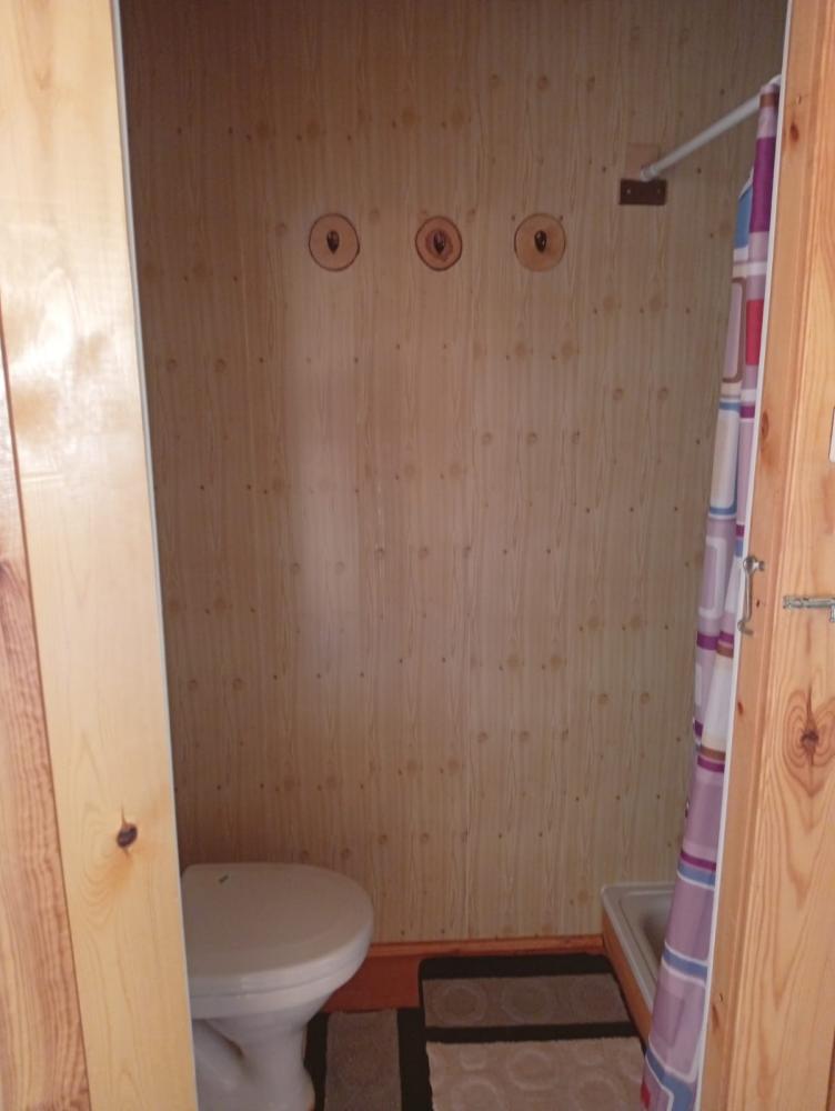 Санузел с душем в 3-хместном доме
