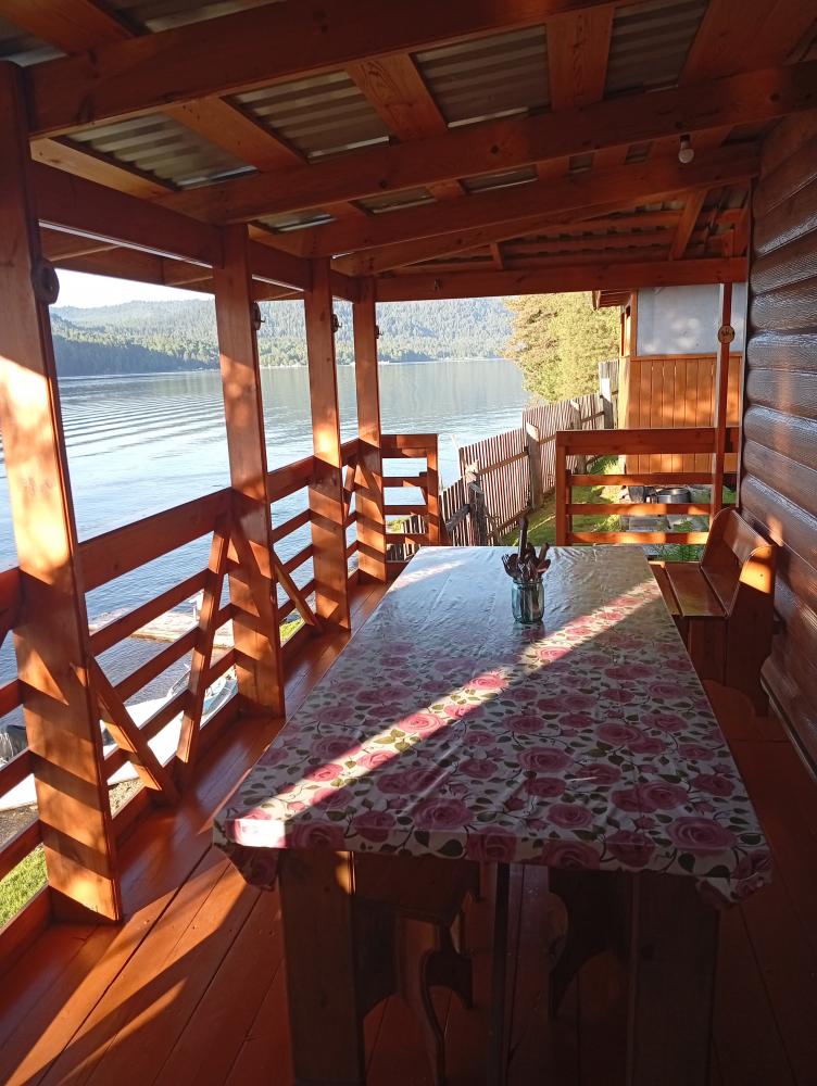 Терраса двухэтажного дома с видом на Телецкое озеро